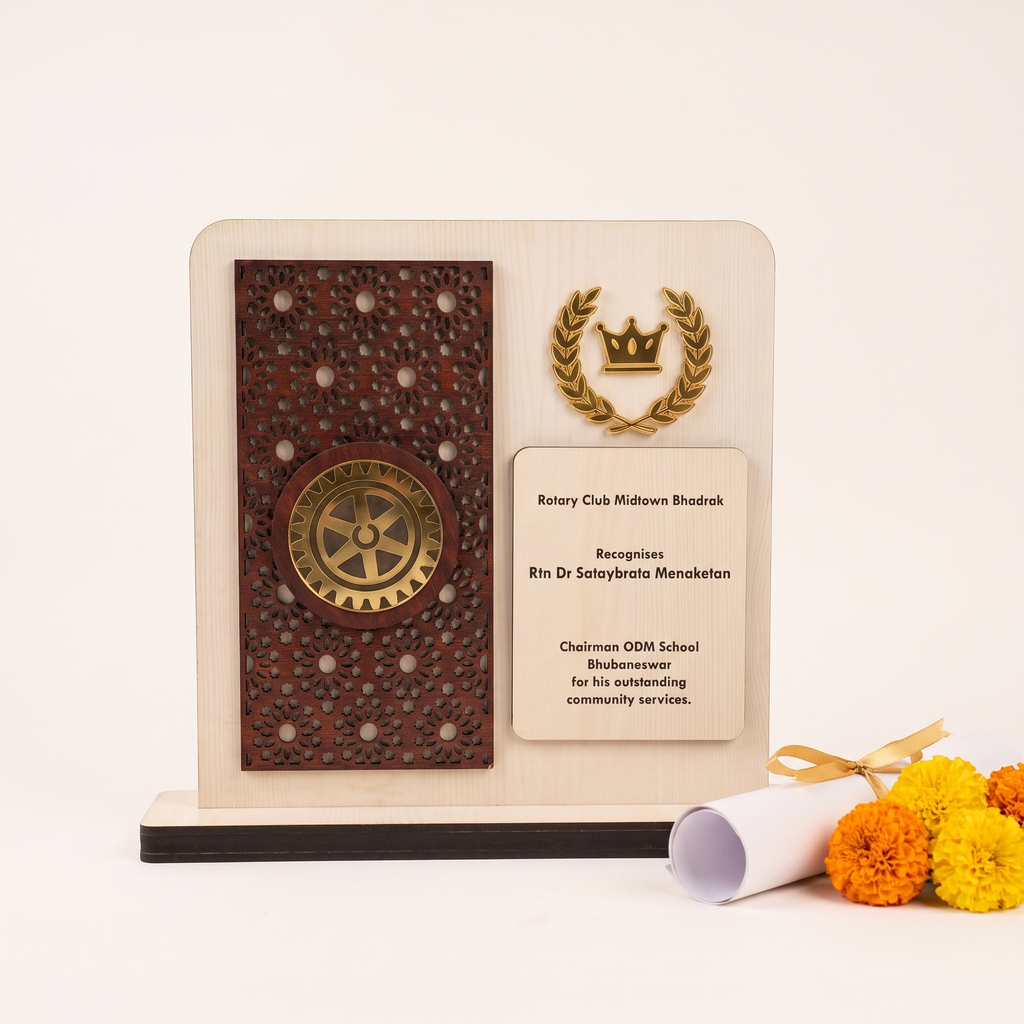 Personalized Laser-Cut Wooden Recognition Plaque – Gold Laurel